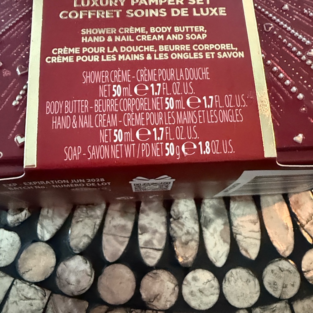 Baylis & Harding Luxury Pamper Set - Red - Picture 3 of 6